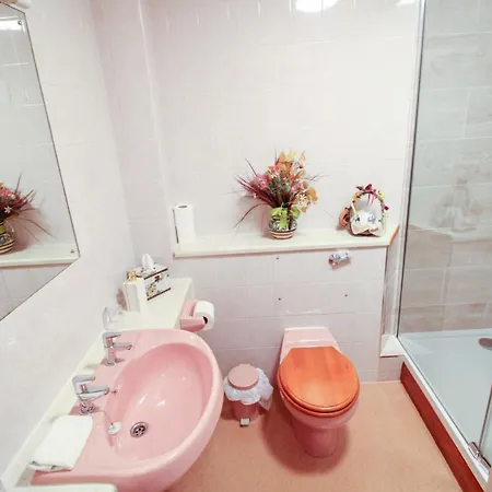 Tarn Hows Is Centrally Located Close To The Shops, Pubs, Restaurants And * コニストン