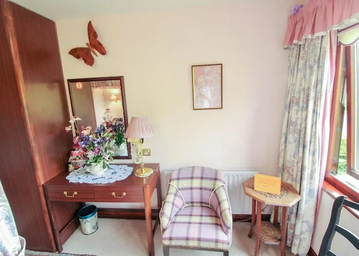 Tarn Hows Is Centrally Located Close To The Shops, Pubs, Restaurants And كونيستون