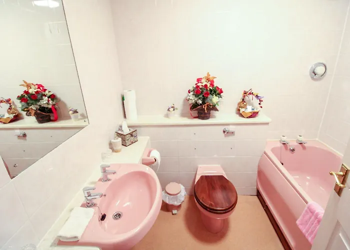 Tarn Hows Is Centrally Located Close To The Shops, Pubs, Restaurants And بيت للعطل *