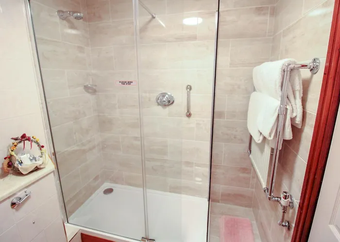 Tarn Hows Is Centrally Located Close To The Shops, Pubs, Restaurants And بيت للعطل كونيستون