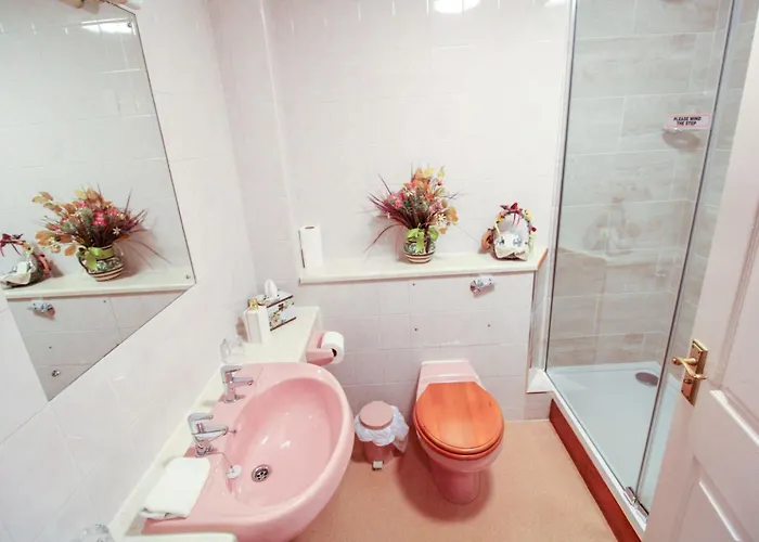 Tarn Hows Is Centrally Located Close To The Shops, Pubs, Restaurants And * كونيستون