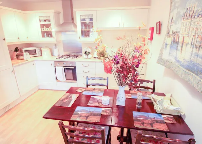 Tarn Hows Is Centrally Located Close To The Shops, Pubs, Restaurants And * كونيستون