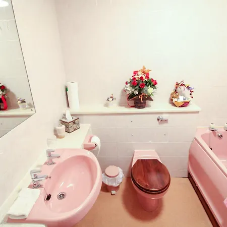 Tarn Hows Is Centrally Located Close To The Shops, Pubs, Restaurants And Σπίτι διακοπών *